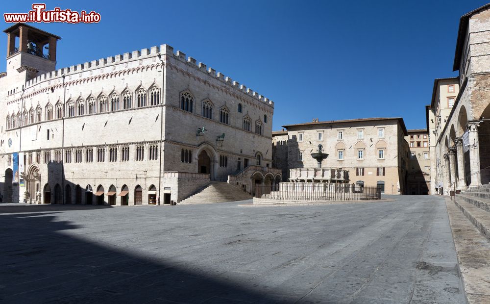 Immagine Piazza IV Novembre a Perugia, il fulcro del centro storico medievale della città