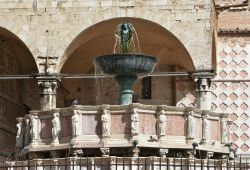 La bella Fontana Maggiore al centro di Piazza IV Novembre a Perugia
