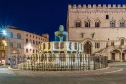 Piazza IV Novembre, Perugia: la Fontana Maggiore e il Palazzo dei Priori fotografati di sera - © ValerioMei / Shutterstock.com