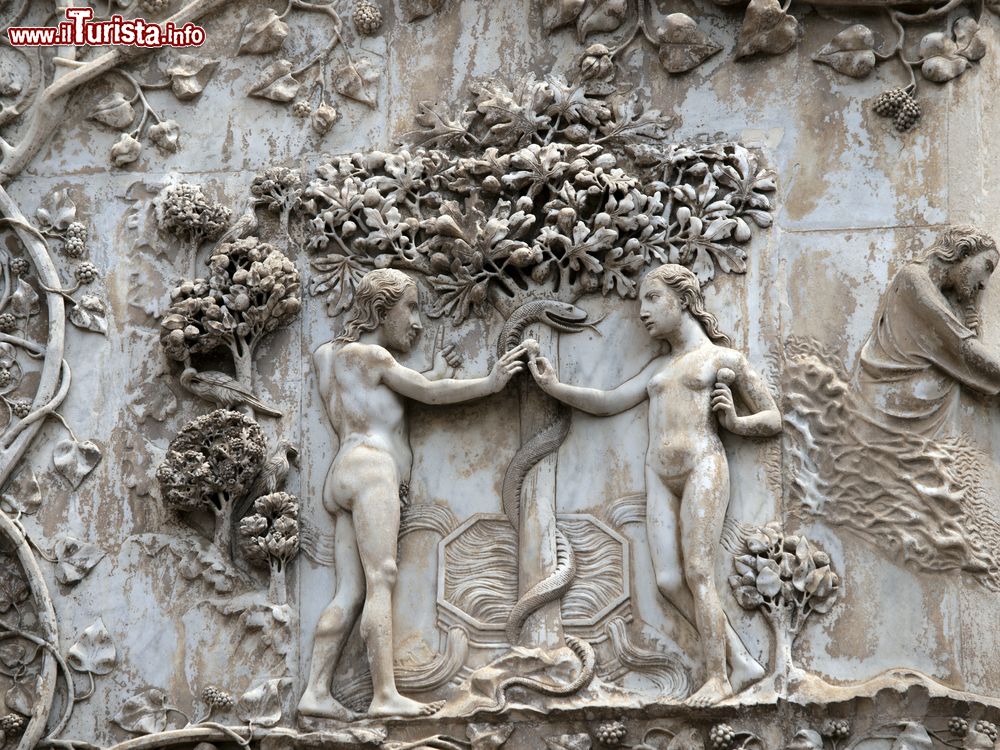 Immagine Particolare del bassorilievo del Peccato Originale, facciata Duomo di Orvieto