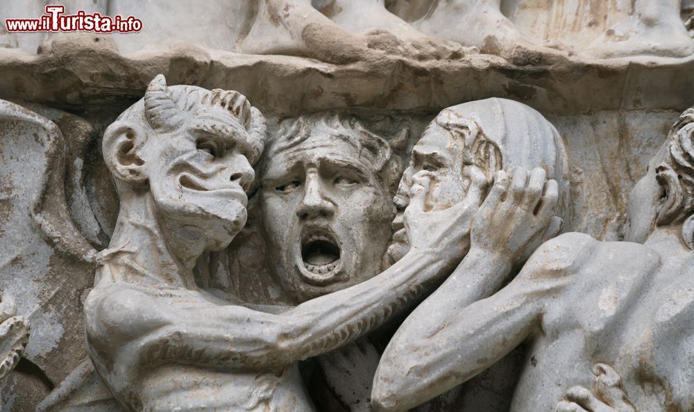 Immagine Particolare di un bassorilevo della facciata del Duomo di Orvieto