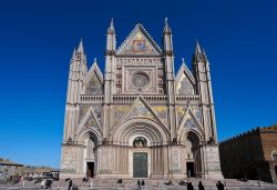 La superba facciata del Duomo di Orvieto in Umbria