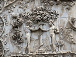 Particolare del bassorilievo del Peccato Originale, facciata Duomo di Orvieto