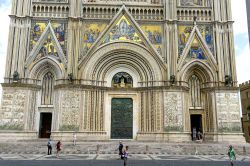 Portali di ingresso del Duomo di Orvieto in Umbria - © Paolo Bona / Shutterstock.com