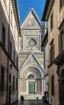 Un vicolo di Orvieto e uno scorcio della facciata del Duomo