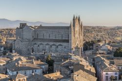 Vista della Cattedrale dell'Assunta e il borgo di Orvieto in Umbria