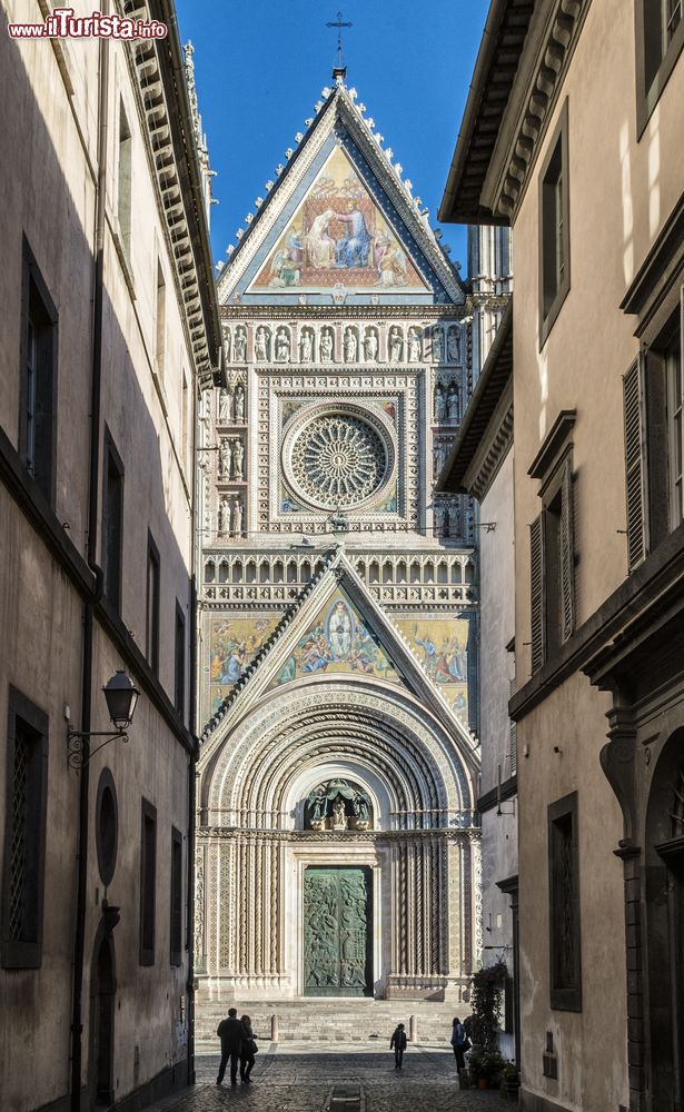 Immagine Un vicolo di Orvieto e uno scorcio della facciata del Duomo