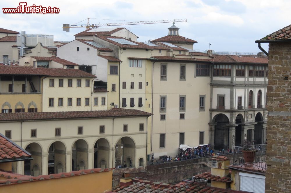 Immagine Gli Uffizi di Firenze e il Corrodoio Vasariano lungo l'Arno