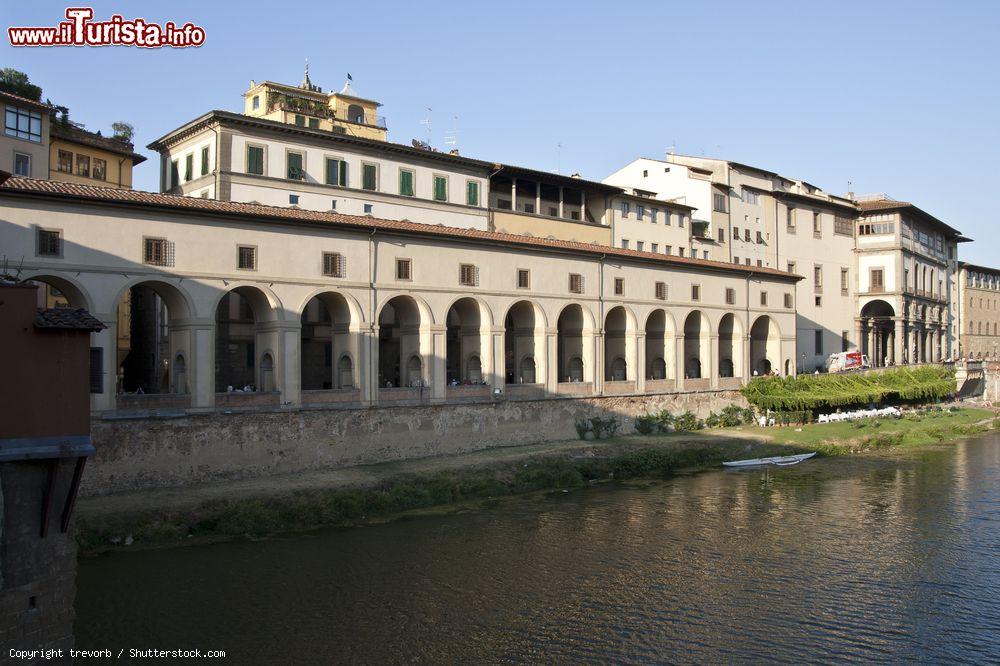 Immagine Il Corridoio Vasariano fotografato nella sua porzione costeggiante il fiume Arno (Lungarno degli Archibusieri) a Firenze - © trevorb / Shutterstock.com