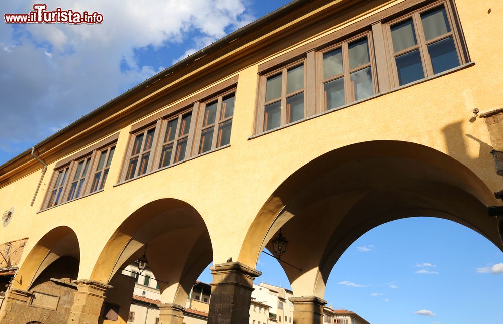 Immagine Le finestre del Corridoio del Vasari sopra il Ponte Vecchio di Firenze