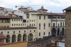 Gli Uffizi di Firenze e il Corrodoio Vasariano lungo l'Arno