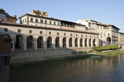 Il Corridoio Vasariano fotografato nella sua porzione costeggiante il fiume Arno (Lungarno degli Archibusieri) a Firenze - © trevorb / Shutterstock.com