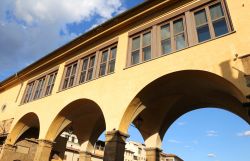 Le finestre del Corridoio del Vasari sopra il Ponte Vecchio di Firenze