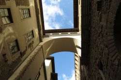 Vista dal basso, da via della Ninna, del ponte del Corridoio Vasariano che entra negli Uffizi di Firenze