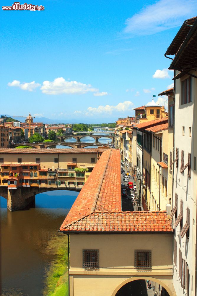 Immagine Ponte Vecchio e il Corridoio Vasariano. La foto è stata scattata da una finestra della Galleria degli Uffizi a Firenze