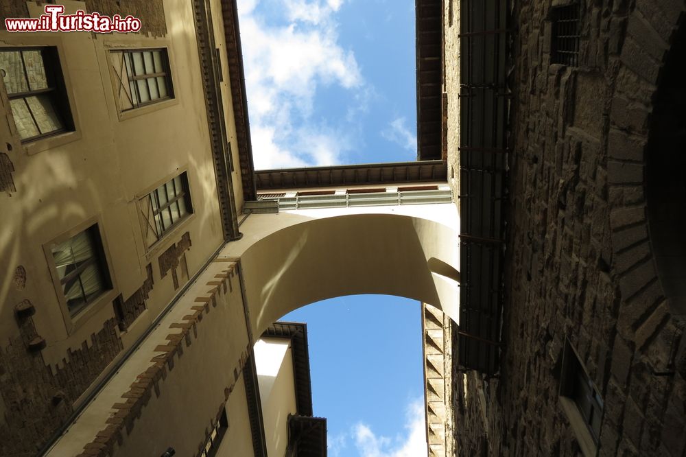 Immagine Vista dal basso, da via della Ninna, del ponte del Corridoio Vasariano che entra negli Uffizi di Firenze