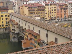 La vista del Corridoio Vasariano sul Ponte Vecchio di Firenze