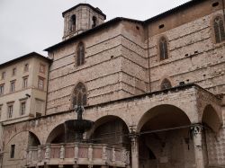 Il fianco di sinistra della Cattedrale di San lorenzo a Perugia
