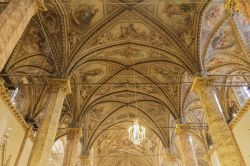 Interno della Cattedrale di San lorenzo a Perugia: la volta a crociera - © Fabianodp / Shutterstock.com