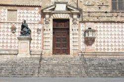 Scalinata laterale della chiesa di San Lorenzo a Perugia con ingresso e statua del Papa Giulio III