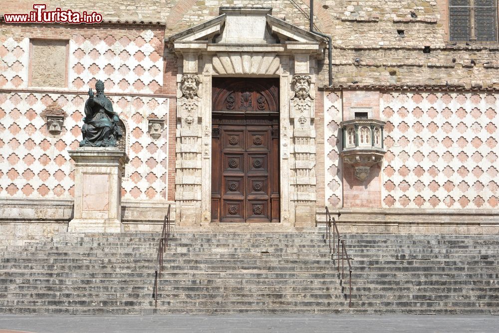 Immagine Scalinata laterale della chiesa di San Lorenzo a Perugia con ingresso e statua del Papa Giulio III