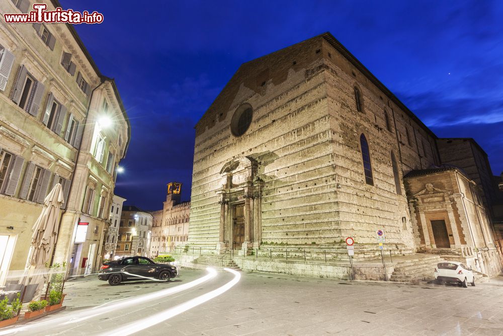 Immagine Vista notturna di Piazza IV Novembre e la Cattedrale di San Lorenzo a Perugia