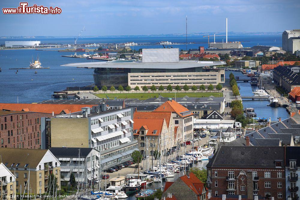 Immagine Una bella immagine dall'alto della Copenhagen Opera House, Danimarca. Progettato da Henning Larsen, celebre architetto danese, questo teatro sull'isola di Holmen contiene 1703 posti a sedere ed è uno dei teatri d'opera più costosi mai costruiti (oltre 500 milioni di dollari) - © Vladimir Mucibabic / Shutterstock.com