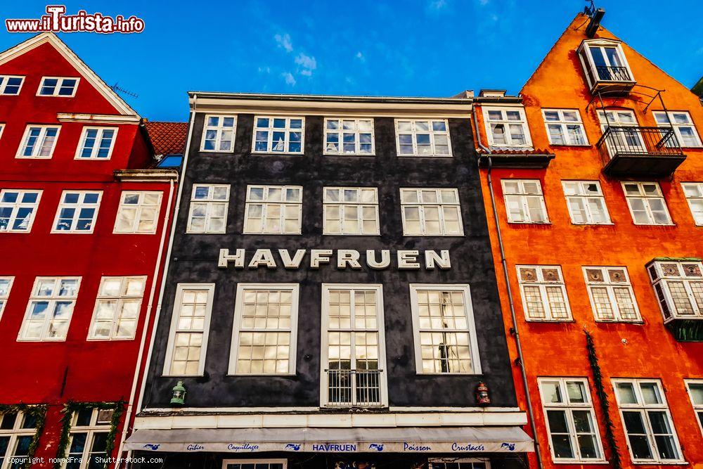 Immagine I colorati palazzi del distretto di Nyhavn a Copenaghen, Danimarca. Siamo in uno dei luoghi più caratteristici della capitale danese con le tipiche case colorate e i canali d'acqua - © nomadFra / Shutterstock.com