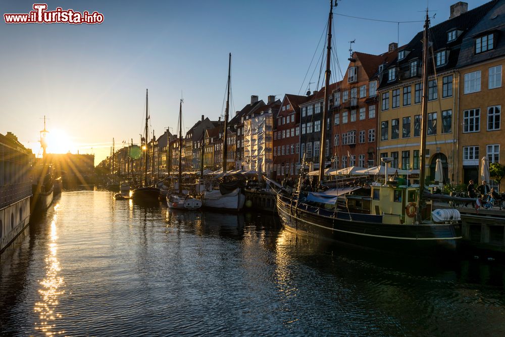 Immagine Il molo di Nyhavn nell'antica città di Copenaghen, Danimarca. Da non perdere una passeggiata o un giro in bicicletta anche al tramonto.