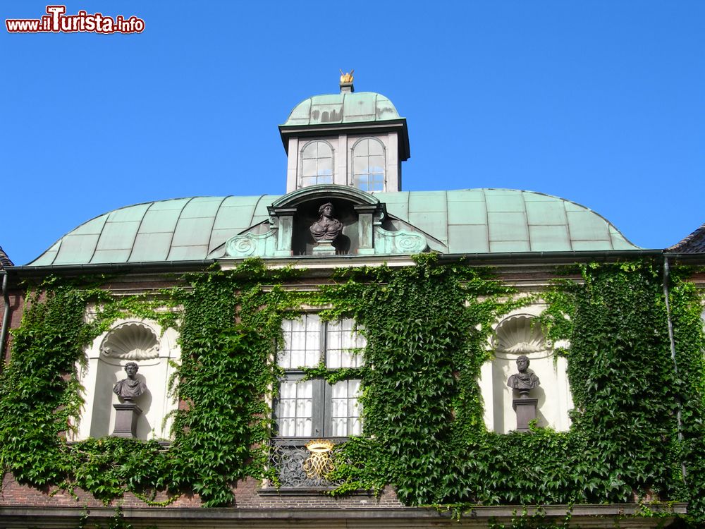 Immagine Il Palazzo di Charlottenborg a Copenhagen, Danimarca. Edificato nel 1672 in stile barocco olandese come residenza del governatore della Norvegia, questo castello ospita oggi uno dei musei d'arte contemporanea più belli di tutta Europa.