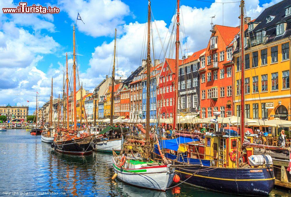 Immagine Il porto del XVII secolo di Nyhavn a Copenaghen, Danimarca. Grazie ai numerosi bar e locali di questa zona, Nyhavn è considerato il "bar più grande della Scandinavia" - © gmlykin / Shutterstock.com