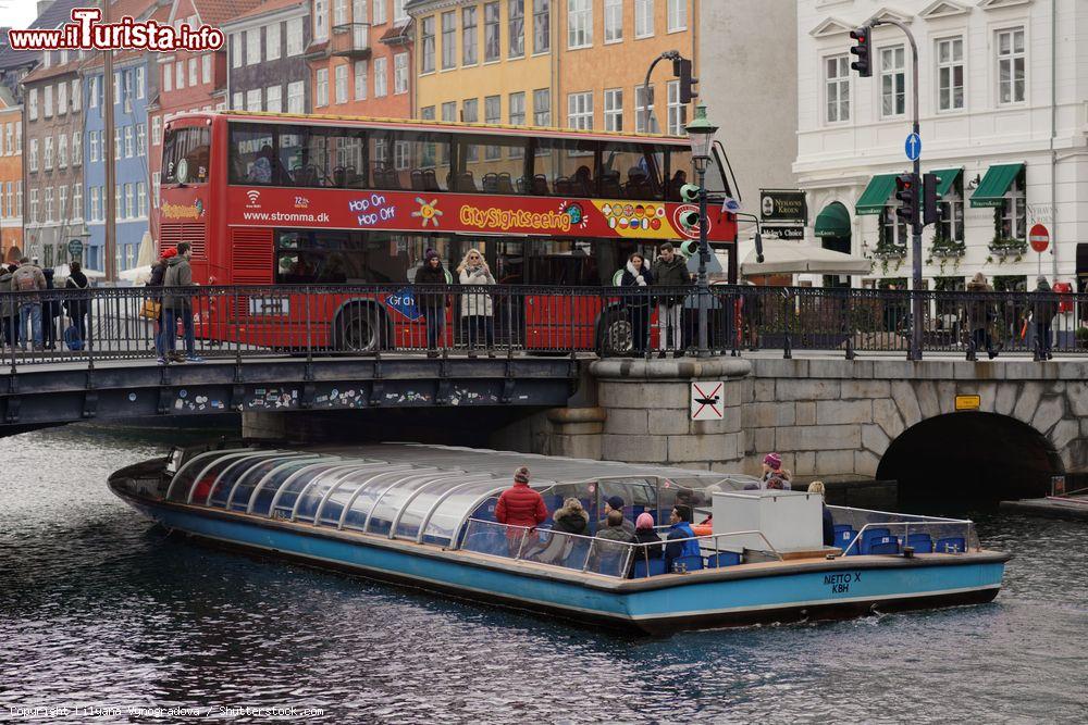 Immagine Tour in bus e in barca nei pressi del ponte Nyhavn a Copenaghen, Danimarca. Nyhavn è uno dei distretti turistici più popolari della capitale danese - © Lilyana Vynogradova / Shutterstock.com