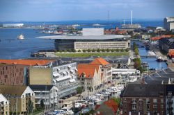 Una bella immagine dall'alto della Copenhagen Opera House, Danimarca. Progettato da Henning Larsen, celebre architetto danese, questo teatro sull'isola di Holmen contiene 1703 posti ...