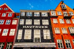 I colorati palazzi del distretto di Nyhavn a Copenaghen, Danimarca. Siamo in uno dei luoghi più caratteristici della capitale danese con le tipiche case colorate e i canali d'acqua ...