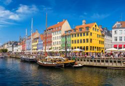 Il distretto di Nyhavn a Copenaghen, Danimarca. Qui visse anche Hans Christian Handersen, l'autore della fiaba La Sirenetta.

