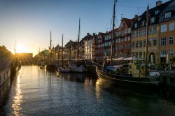 Il molo di Nyhavn nell'antica città di Copenaghen, Danimarca. Da non perdere una passeggiata o un giro in bicicletta anche al tramonto.



