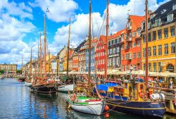 Il porto del XVII secolo di Nyhavn a Copenaghen, Danimarca. Grazie ai numerosi bar e locali di questa zona, Nyhavn è considerato il "bar più grande della Scandinavia" ...