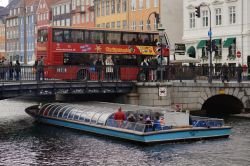 Tour in bus e in barca nei pressi del ponte Nyhavn a Copenaghen, Danimarca. Nyhavn è uno dei distretti turistici più popolari della capitale danese - © Lilyana Vynogradova ...
