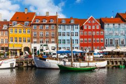 Panorama estivo con gli edifici colorati di Nyhavn, Copenaghen, Danimarca.

