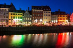 Una fotografia notturna del distretto di Nyhavn a Copenaghen, Danimarca. Le luci dei locali rendono ancora più pittoresco questo angolo di città  - © Pe3k / Shutterstock.com ...