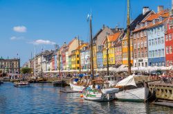 Uno scorcio panoramico del distretto di Nyhavn a Copenaghen, Danimarca. Le tipiche casette colorate del sei-settecento hanno reso questo luogo una delle attrazioni più famose di Copenaghen.



 ...