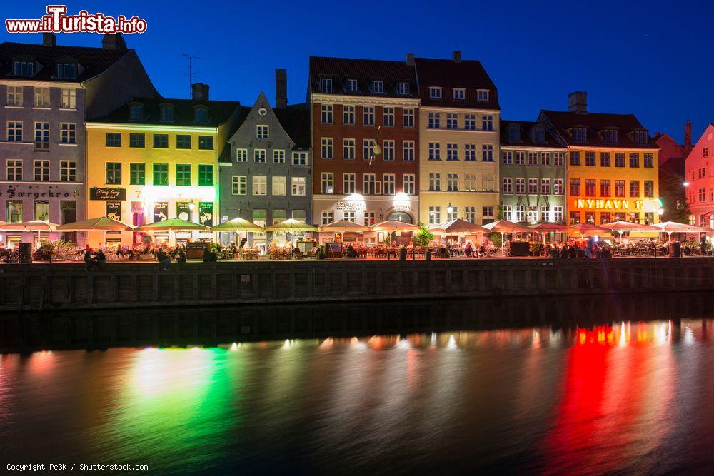 Immagine Una fotografia notturna del distretto di Nyhavn a Copenaghen, Danimarca. Le luci dei locali rendono ancora più pittoresco questo angolo di città  - © Pe3k / Shutterstock.com