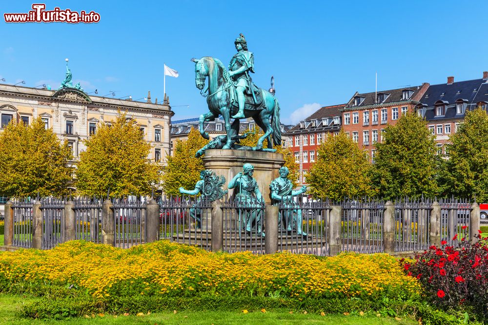 Immagine Una veduta estiva della statua di Christian V a Kongens Nytorv (King's New Square) a Copenhagen, Danimarca. Su questa bella piazza si affacciano splendidi palazzi fra cui il Teatro Reale, l'Hotel d'Angleterre e il centro commerciale Magasin du Nord.