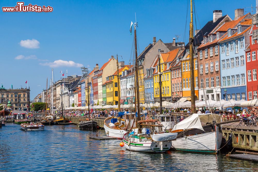 Immagine Uno scorcio panoramico del distretto di Nyhavn a Copenaghen, Danimarca. Le tipiche casette colorate del sei-settecento hanno reso questo luogo una delle attrazioni più famose di Copenaghen.