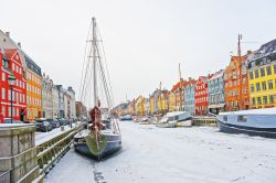 Il porticciolo di Nyhavn in inverno, Copenaghen, Danimarca. Costeggiato da antiche casette colorate, questo storico porto della capitale danese è anche uno dei luoghi più visitati ...