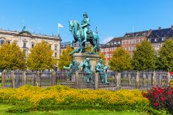 Una veduta estiva della statua di Christian V a Kongens Nytorv (King's New Square) a Copenhagen, Danimarca. Su questa bella piazza si affacciano splendidi palazzi fra cui il Teatro Reale, ...
