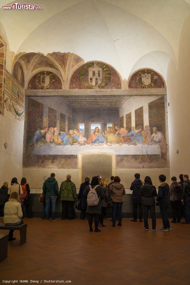 Immagine Visitatori in ammirazione del capolavoro di Leonardo da Vinci, L'Ultima Cena  all'interno del refettorio di Santa Maria delle Grazie a Milano - © HUANG Zheng / Shutterstock.com