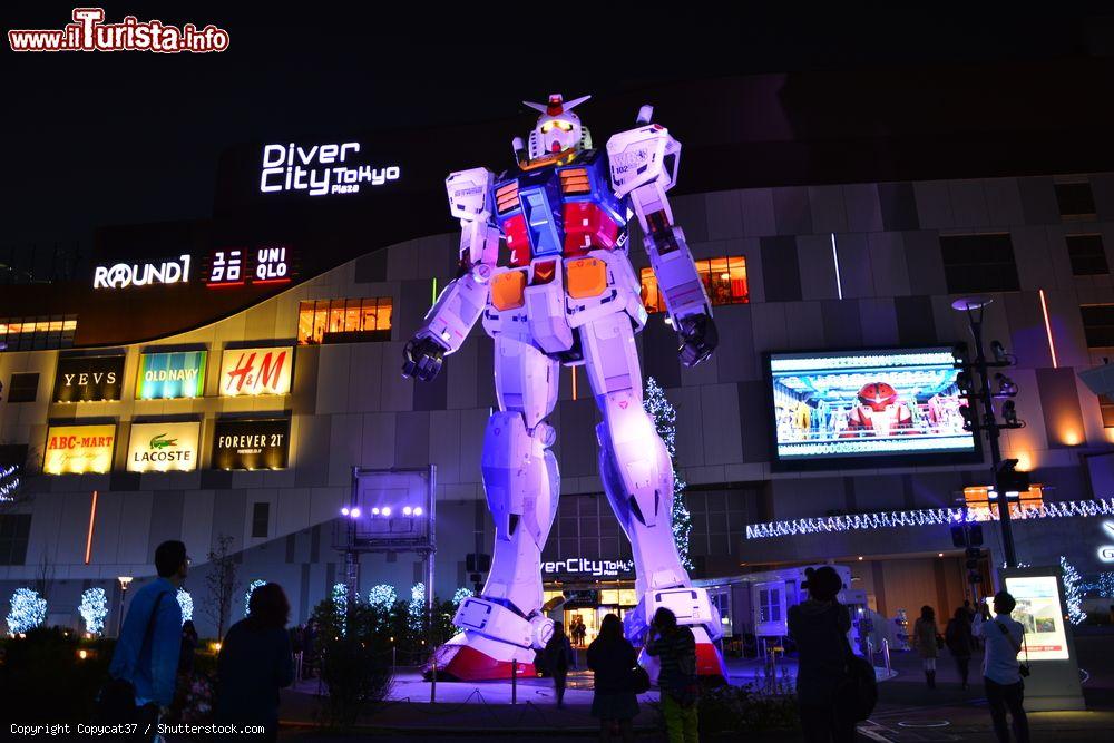 Immagine Fotografia notturna della statua di Gundam RX78-2 a Tokyo © Copycat37 / Shutterstock.com