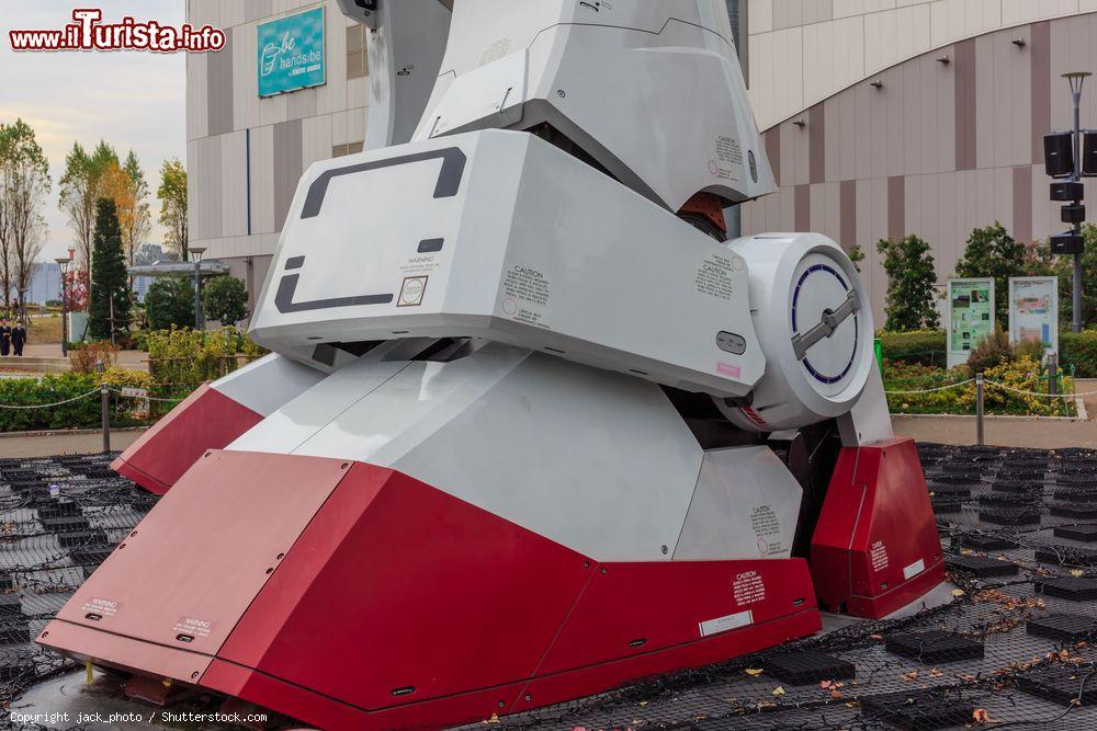 Immagine Il piede di Gundam, la grande statua dell'isola di Odaiba - © jack_photo / Shutterstock.com