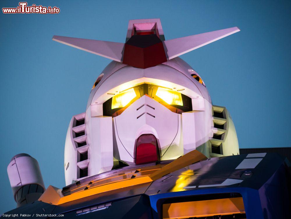 Immagine Lo sguardo di Gundam a Tokyo, isola di Odaiba - © Pabkov / Shutterstock.com